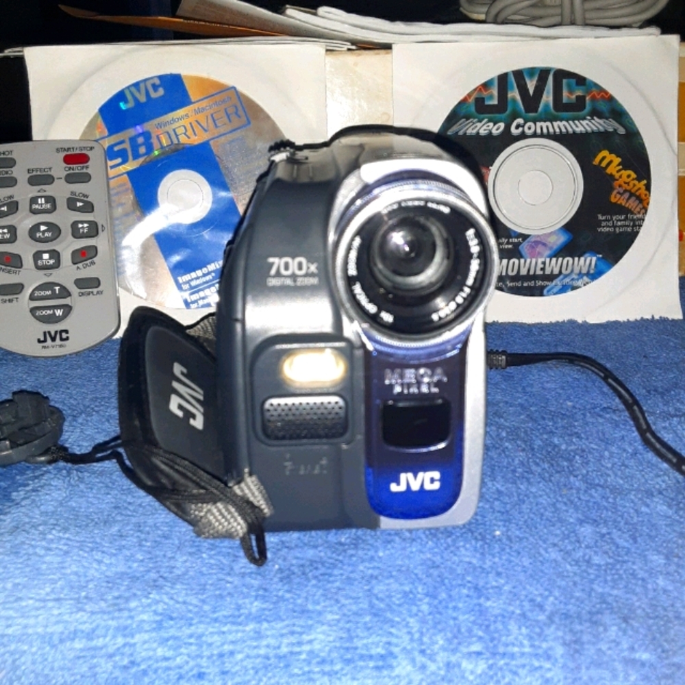 Jvc video hand camera with vhs recorder an sd card